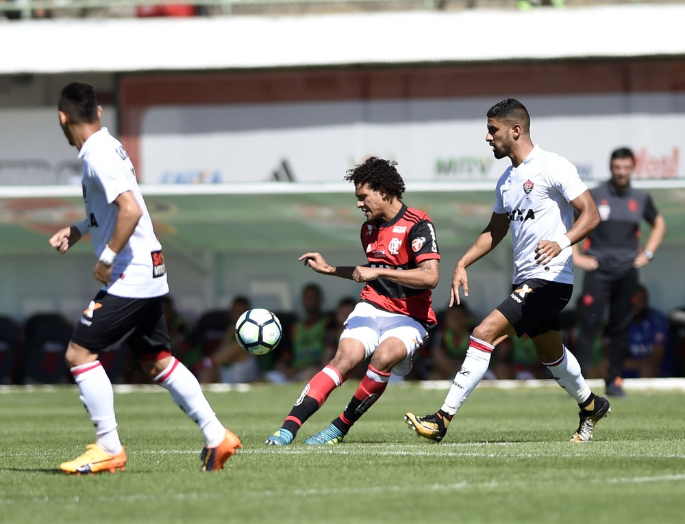 Time ofensivo não funciona, Diego Alves sofre gol de pênalti, e Vitória bate o Fla