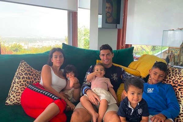 Cristiano Ronaldo com a namorada, Georgina Rodriguez, e os quatro filhos (Foto: Instagram)