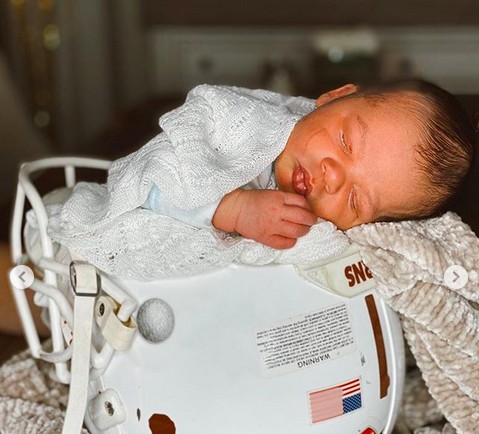 O filho recém-nascido da modelo Iskra Lawrence com o jogador de futebol americano Philip Payne (Foto: Instagram)