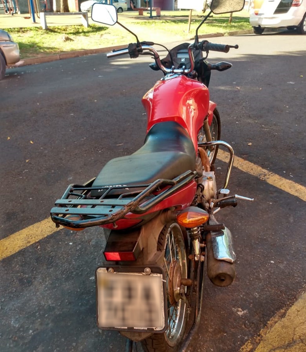 Motocicleta que havia sido furtada foi recuperada pela polícia  — Foto: Polícia Militar 