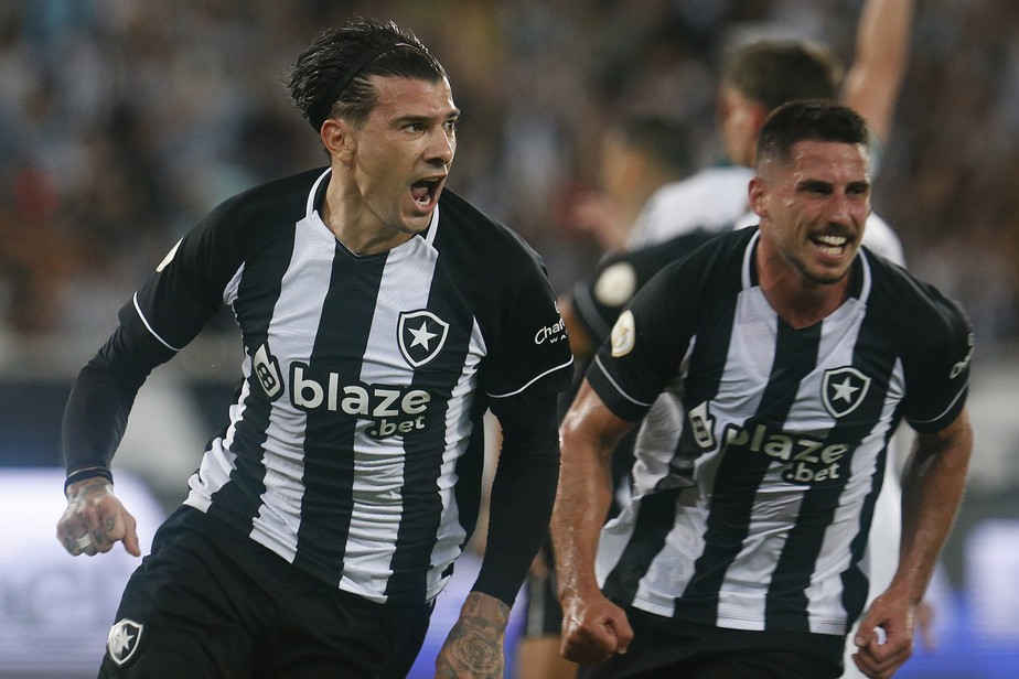 Zagueiro Víctor Cuesta comemora gol pelo Botafogo contra o Coritiba