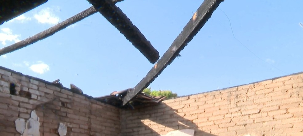 telhado desabou em incêndio que destruiu casa em Porto Ferreira — Foto: Marlon Tavoni/ EPTV