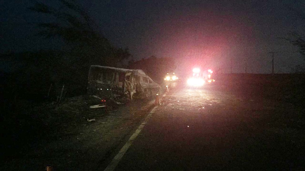 Seis pessoas morreram carbonizadas na SP-284, em Martinópolis — Foto: Bruna Bachega/TV Fronteira