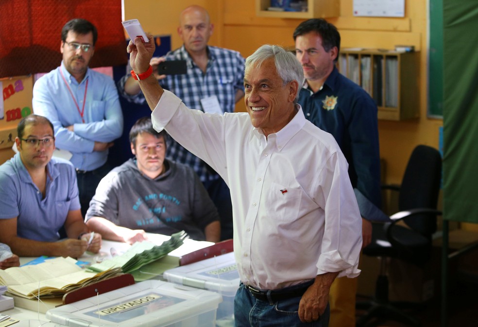 O candidato Sebastian Pinera mostra sua cédula durante as eleições presidenciais no Chile, em uma escola pública em Santiago (Foto: Ivan Alvarado/Reuters)