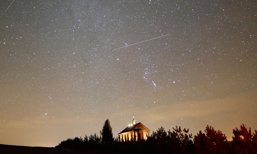 Céu iluminado durante chuva de meteoros da constelação de Gêmeos (Gemínideas) em Zagorie, na Bielorrússia, na noite de quarta-feira (13)  — Foto: Sergei Grits/ AP