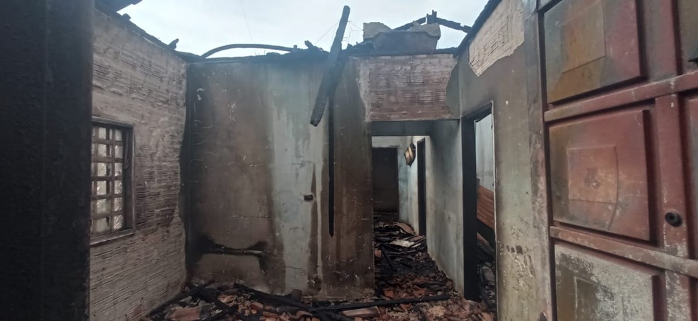 Incêndio destrói casa, mas bombeiros resgatam cães e coelho dos moradores em Ourinhos — Foto: Corpo de Bombeiros/Divulgação