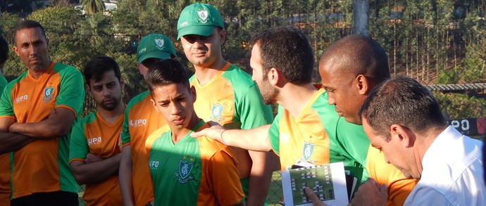 Sérgio Vieira é apresentado para os jogadores do América-MG (Foto: Divulgação/AFC)