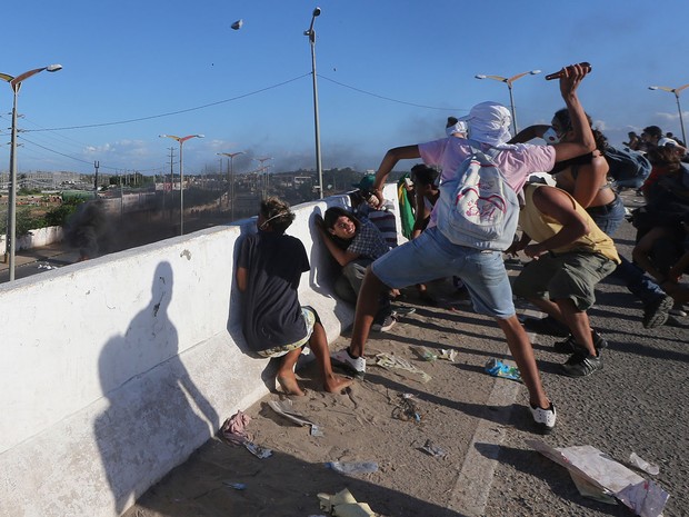 Manifestantes e policiais militares entram em novo conflito na tarde desta quarta-feira (19), na Avenida Paulino Rocha, bem próximo à Arena Castelão (Foto: Andre Penner/AP)