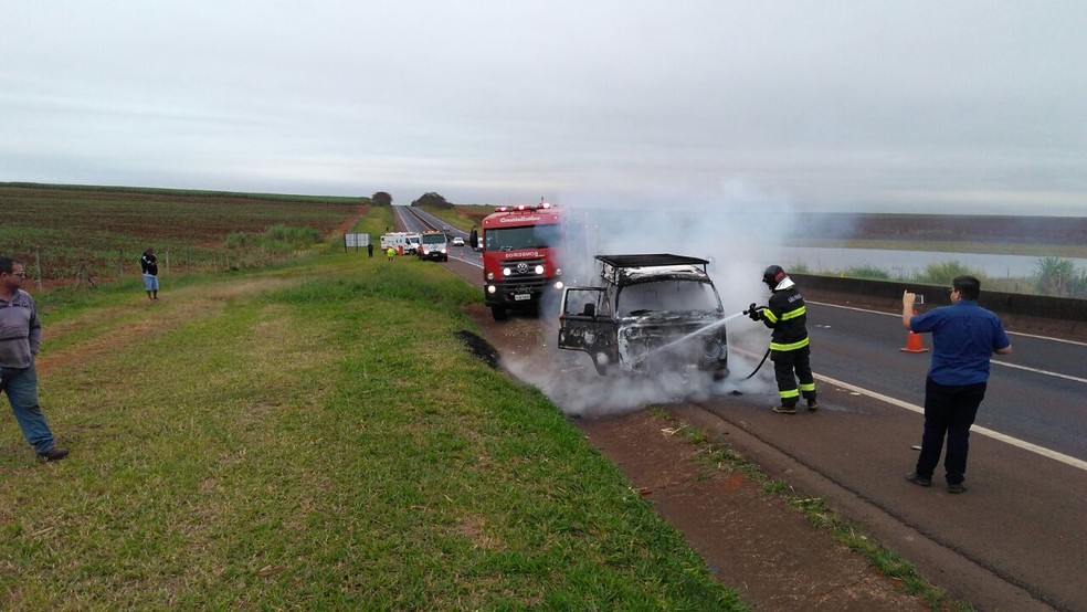 Bombeiro durante trabalho final de contenção das chams (Foto: Arquivo pessoal)