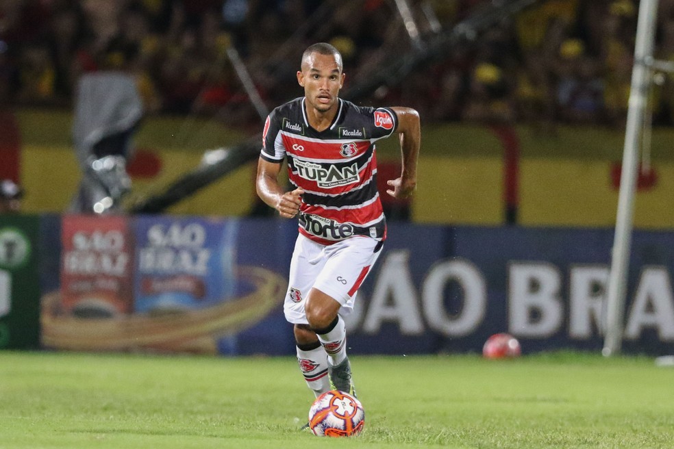 João Victor, no Santa Cruz, antes de transferência para o Vitória — Foto: Marlon Costa/ Pernambuco Press