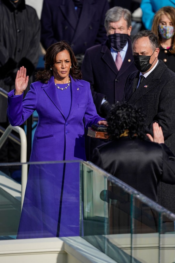 Washington , DC - January 20:  U.S. Vice President-elect Kamala Harris stands next to her husband Douglas Emhoff as she takes the oath of office from Supreme Court Justice Sonia Sotomayor during the 59th presidential inauguration in Washington, D.C. on We (Foto: Los Angeles Times via Getty Imag)