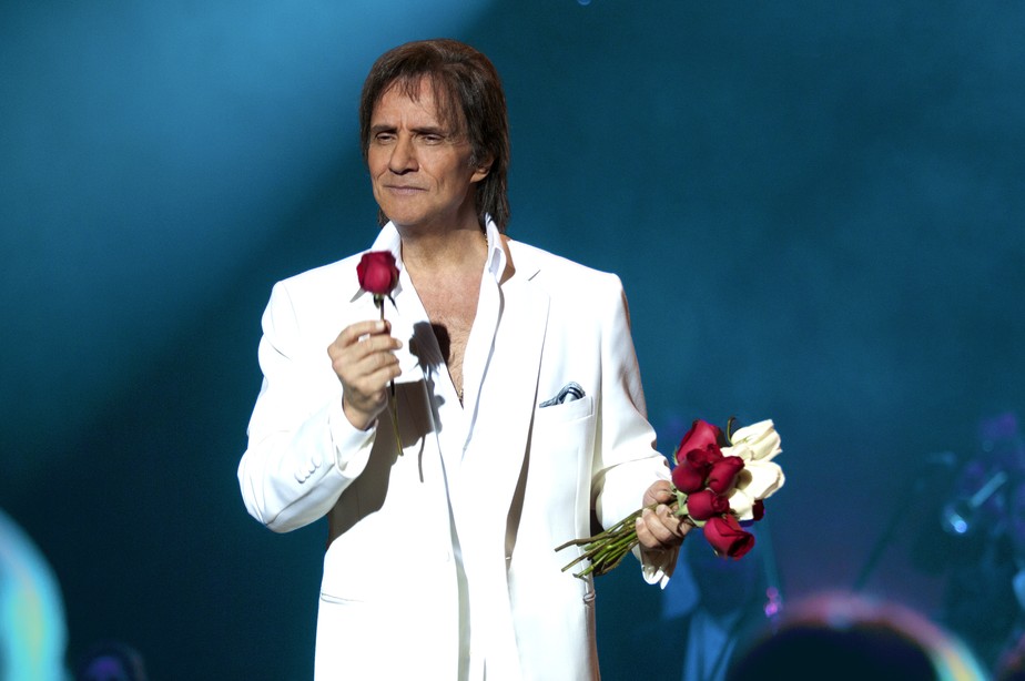 Roberto Carlos distribui rosas para público em show