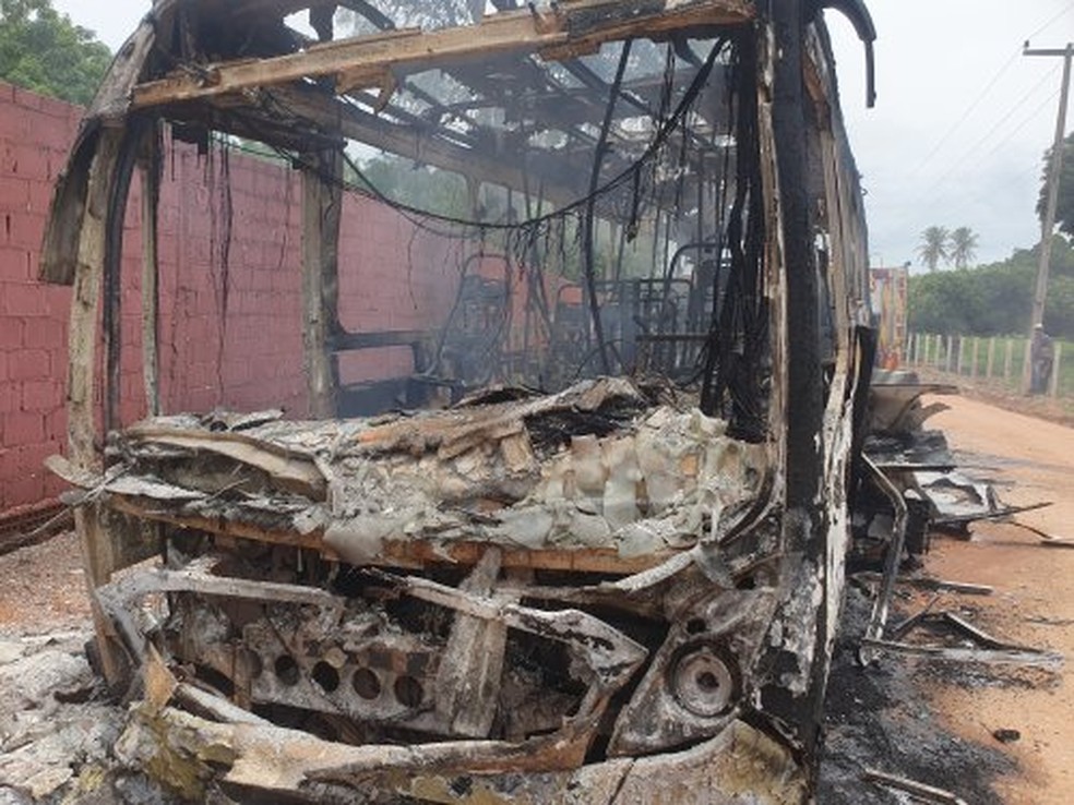 Incêndio destruiu ônibus em Aquiraz, na Região Metropolitana de Fortaleza. — Foto: Corpo de Bombeiros/ Divulgação