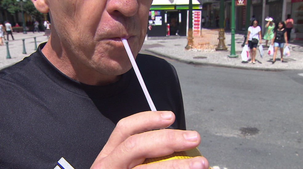Tem gente que não dispensa o uso do canudo para beber refrigerante — Foto: Reprodução/RPC