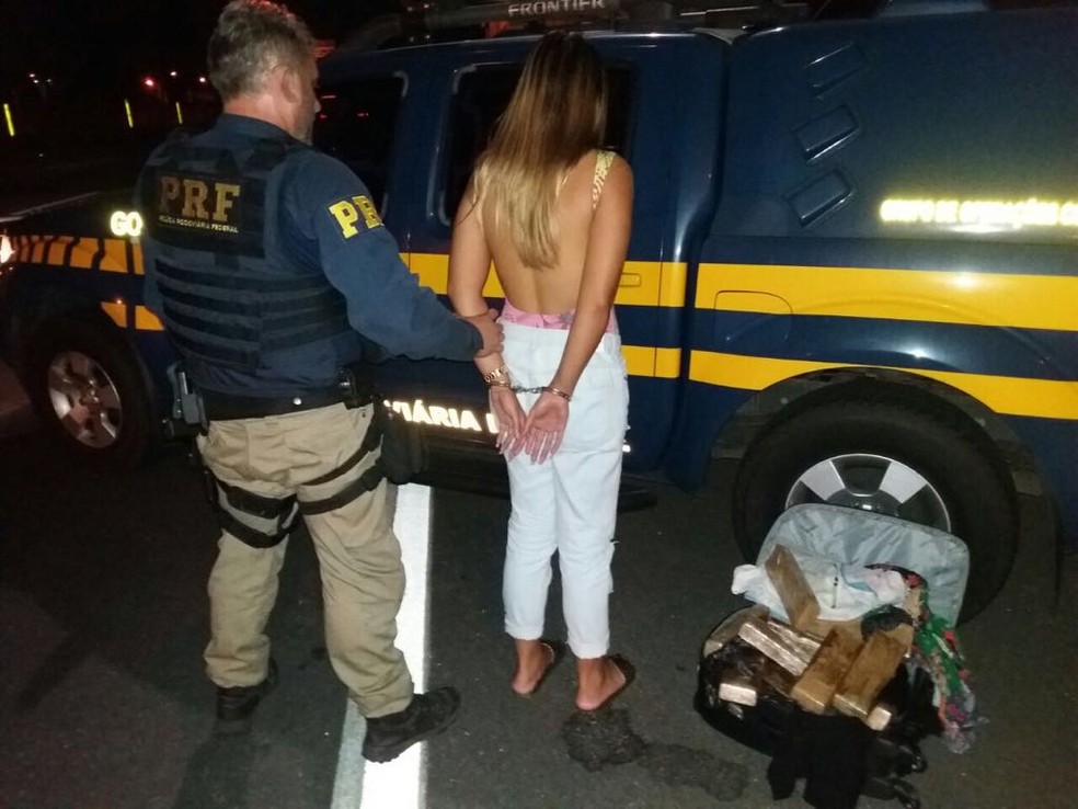 Jovem de 20 anos estava com maconha escondida na mala de viagem (Foto: Divulgação/Polícia Rodoviária Federal)