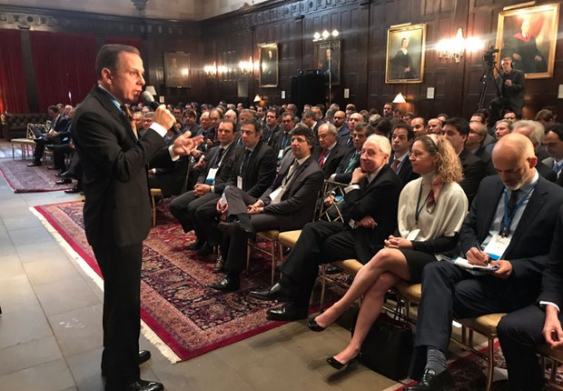 O banqueiro André Esteves aparece na primeira fila do evento promovido pelo prefeito de São Paulo, João Doria (PSDB), em Nova York (Foto: Reprodução/Twitter)