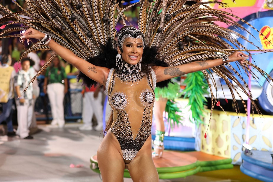 Pocah desfila como musa da Grande Rio no Carnaval 2023