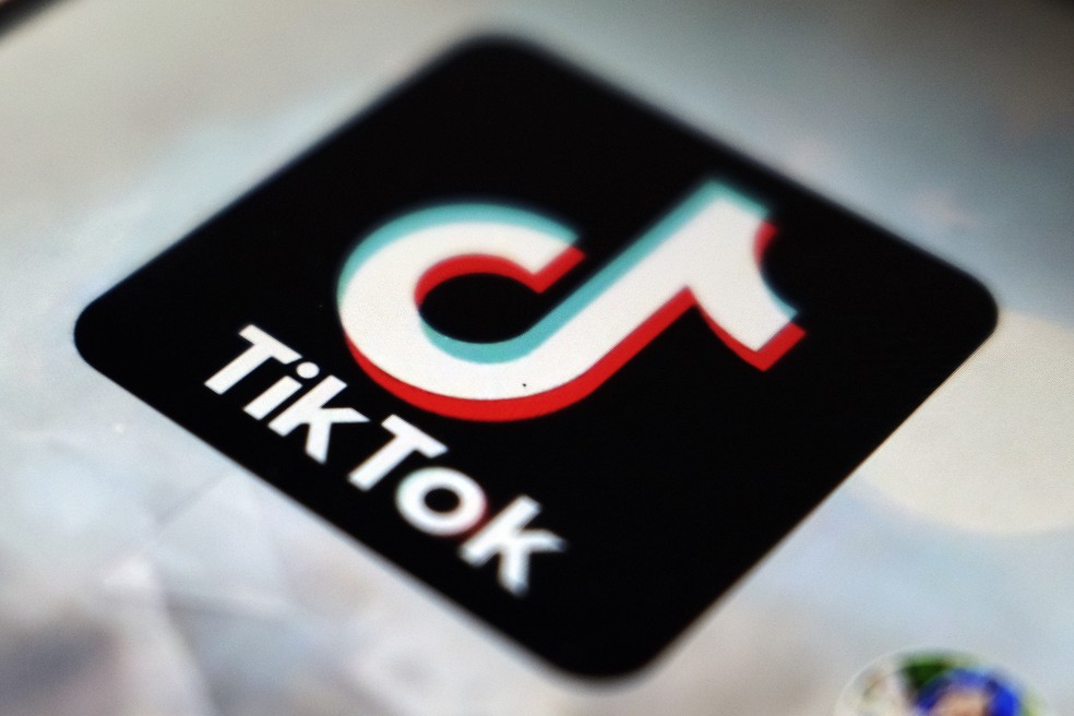 Logo do aplicativo Tiktok aparece sobre tela de um celular — Foto: Kiichiro Sato/AP