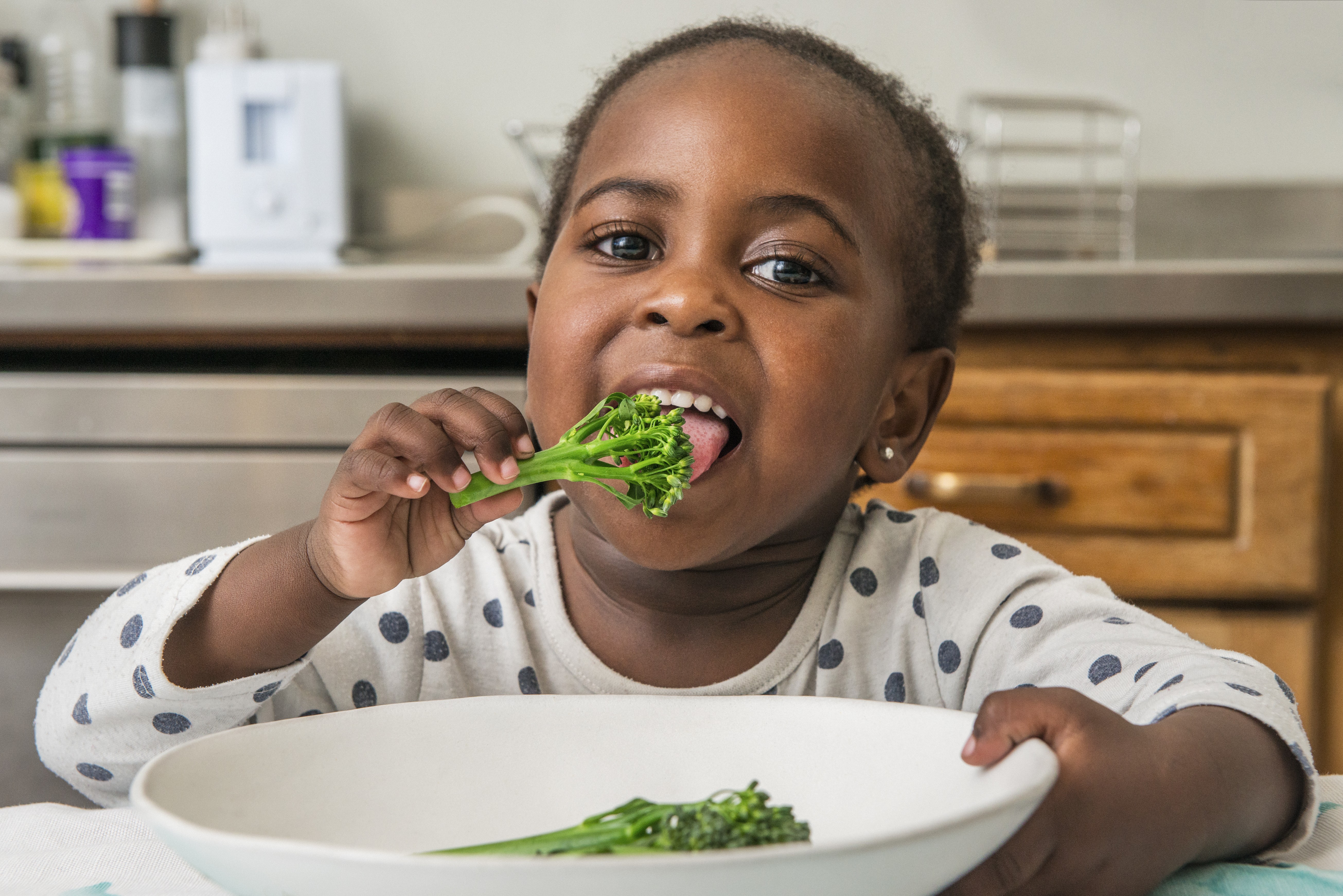 Criança comendo brócolis  (Foto: Getty Images)