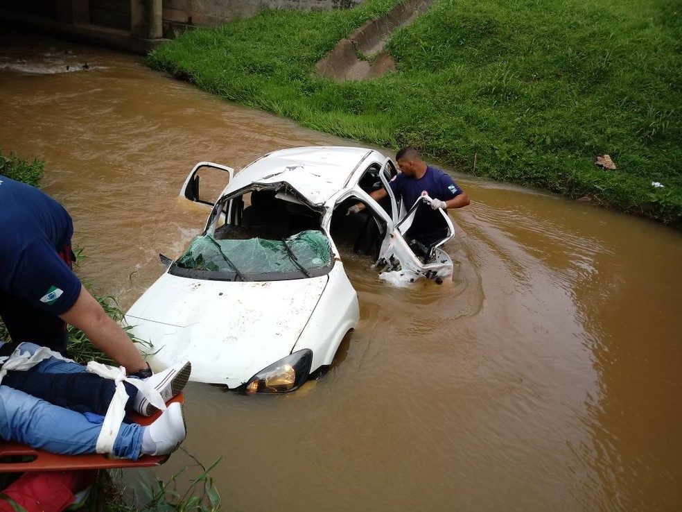 Motorista quebrou uma das pernas (Foto: Divulgação/PRF)