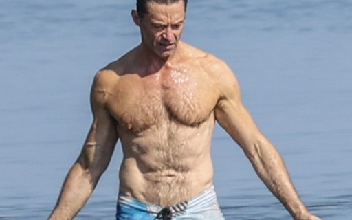 Aos 53, Hugh Jackman exibe corpo torneado em dia de praia, em Miami