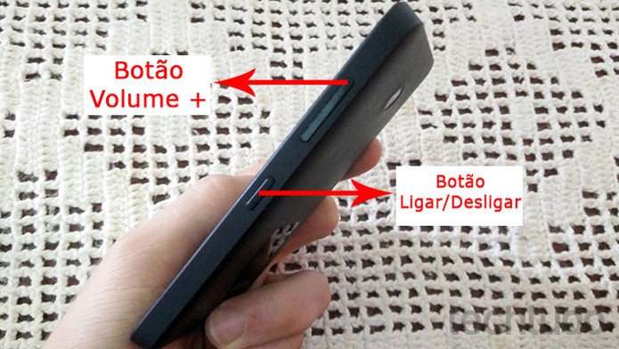 Lumia 630 traz botões necessários para captura de tela na lateral do aparelho (Foto: Elson de Souza/TechTudo)