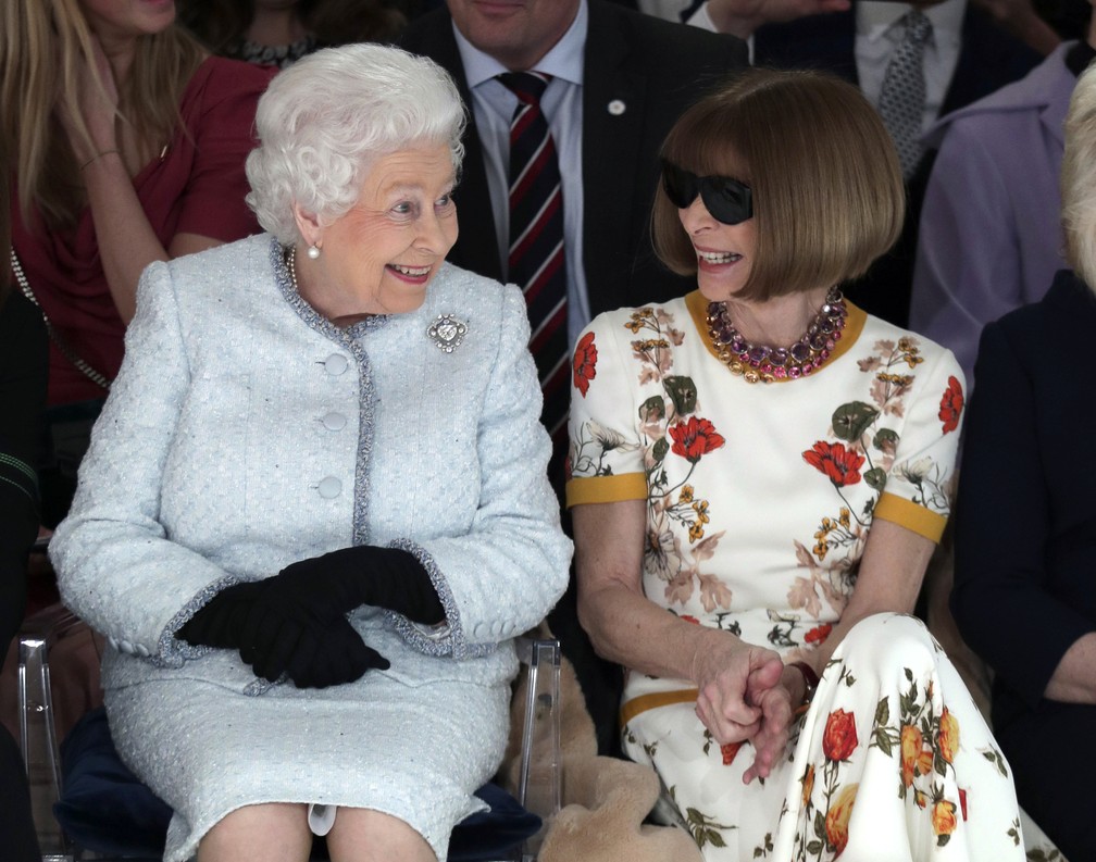 Rainha Elizabeth sentada ao lado da editora de moda Anna Wintour enquanto assistem ao desfile de Richard Quinn, em 20 de fevereiro de 2018 — Foto: Yui Mok/ Pool Photo via AP/Arquivo