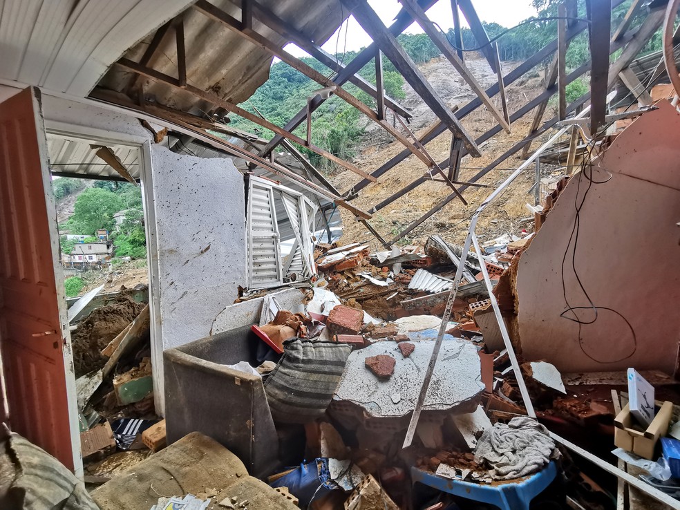 Casa destruída pelo deslizamento é vista no morro da Oficina, em Petrópolis (RJ), nesta sexta-feira (18) — Foto: Marcos Serra Lima/g1