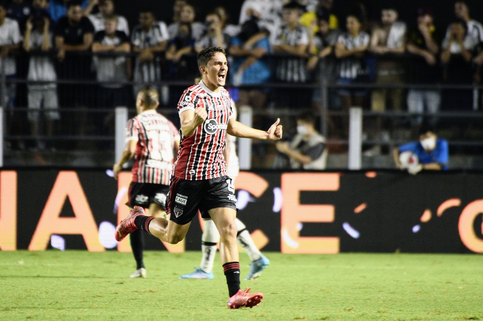 São Paulo bateu o Santos na Vila Belmiro pelo placar de 3 a 0 no último domingo e chega com moral para a partida da Copa do Brasil — Foto: Marcos Ribolli
