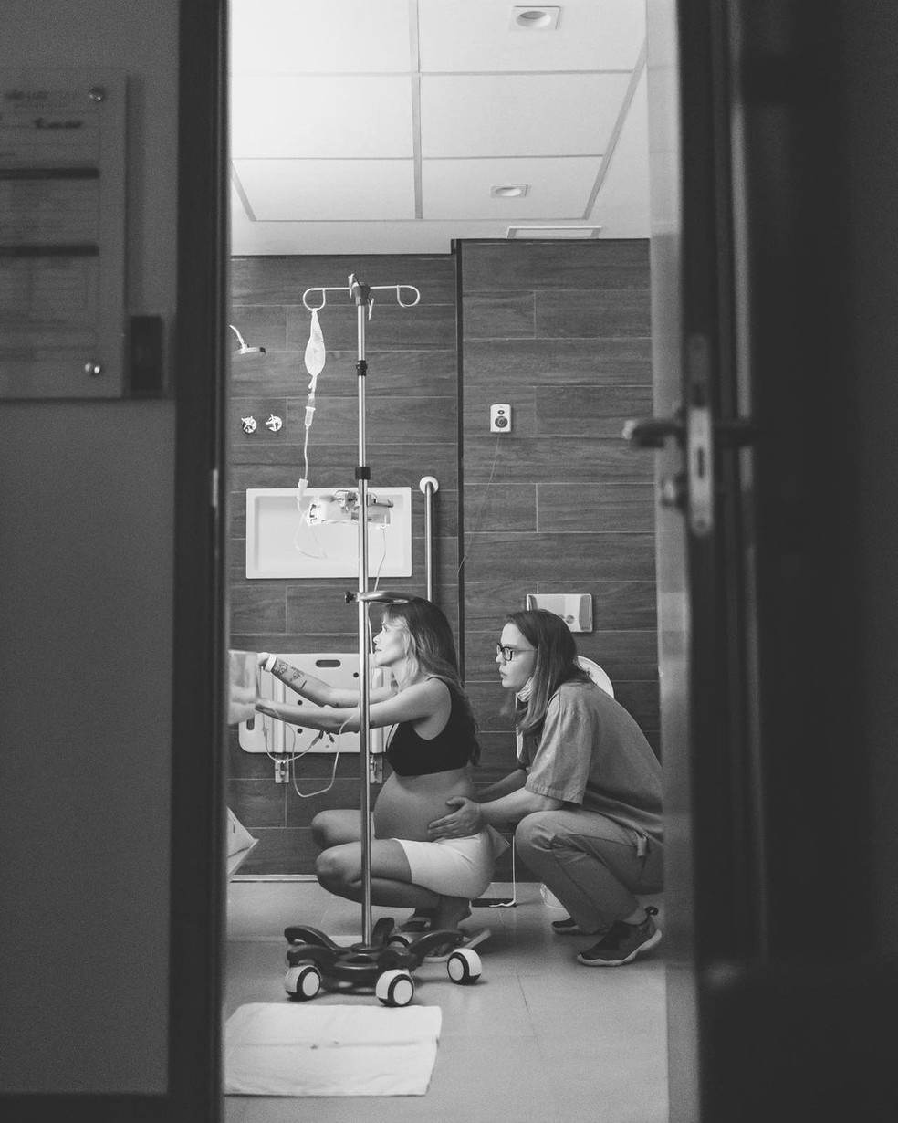 Carol Dias no parto de Sasha &mdash; Foto: @hannarocha