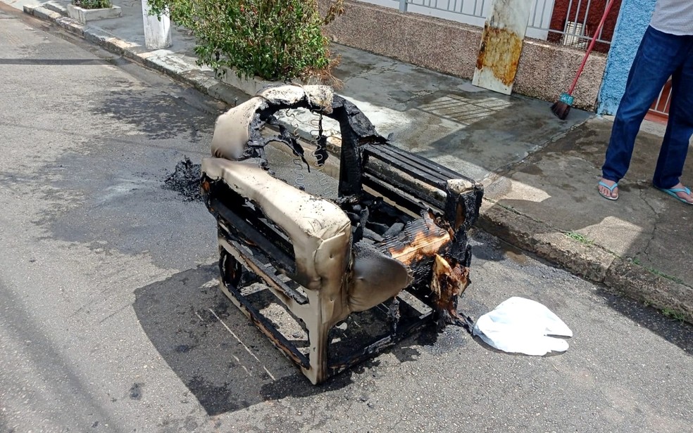 Moradoras são socorridas com intoxicação após incêndio em poltrona causado por vela, em Guaxupé, MG — Foto: Corpo de Bombeiros