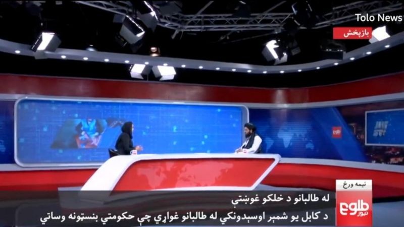 Apresentadora do canal Tolo News, no Afeganistão, entrevista representante do Talebã (Foto: TOLO NEWS/REPRODUÇÃO via BBC)