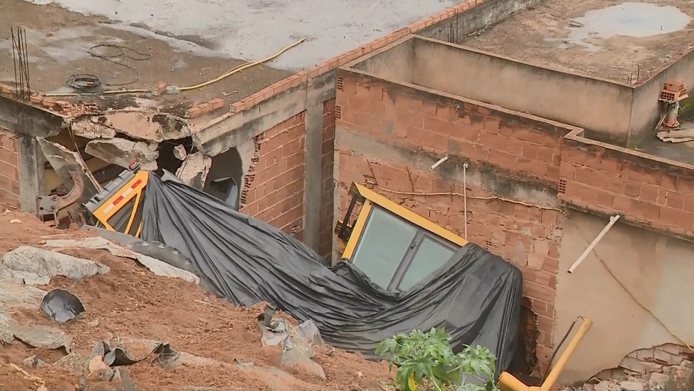 Máquina que atingiu casas permanece no mesmo lugar há 20 dias em Marataízes — Foto: Reprodução/ TV Gazeta