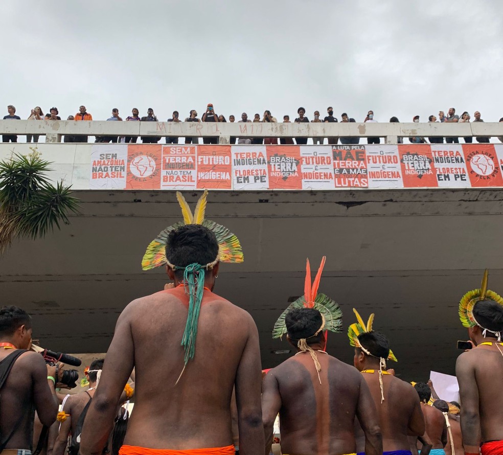 Indígenas caminham em direção ao Ministério de Minas e Energia, em Brasília — Foto: Foto: Anna Reis/ TV Globo
