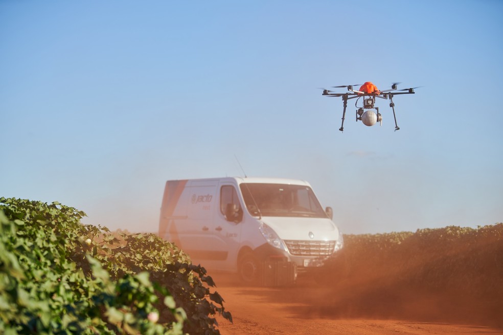 Drones serão usados para liberação de biodefensivos macrobiológicos nas culturas de grãos e fibras — Foto: Jacto/Divulgação