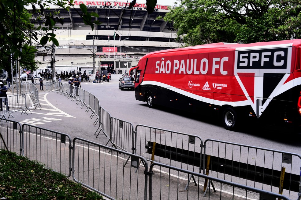 Ônibus do São Paulo chega ao Morumbi para jogo contra Botafogo — Foto: Marcos Ribolli