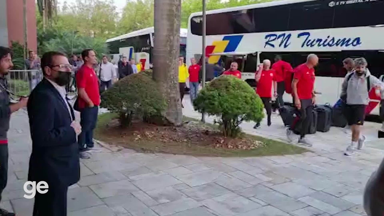 Jogadores do Flamengo s&atilde;o recebidos com apoio dos torcedores na chegada a S&atilde;o Paulo