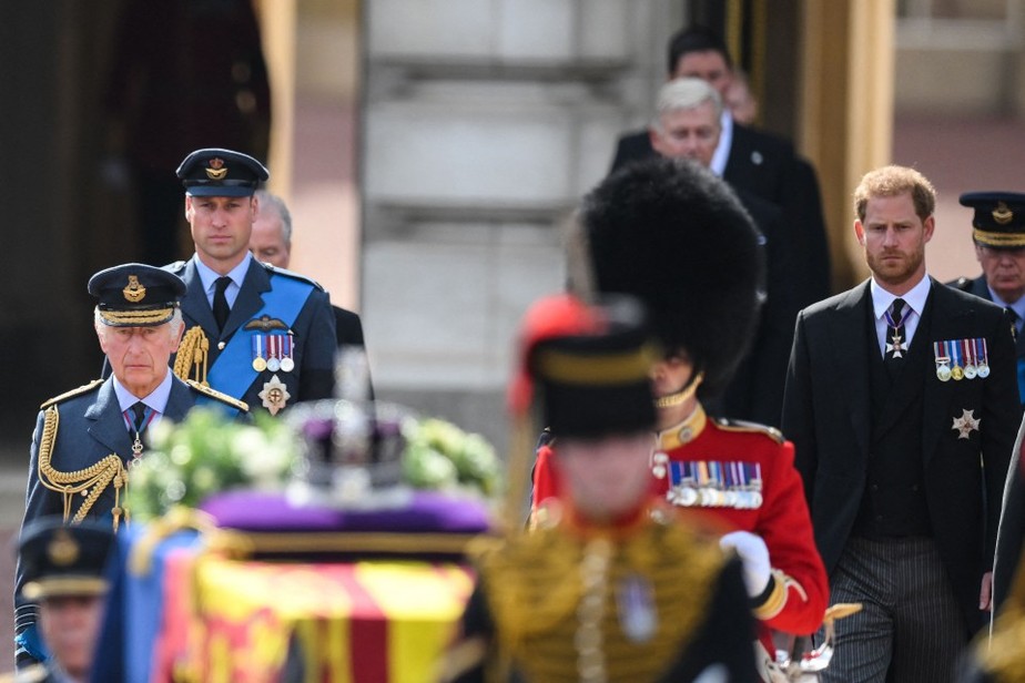 Os príncipes Harry e William, lado a lado durante cortejo fúnebre para a rainha Elizabeth II; na frente, o rei Charles III