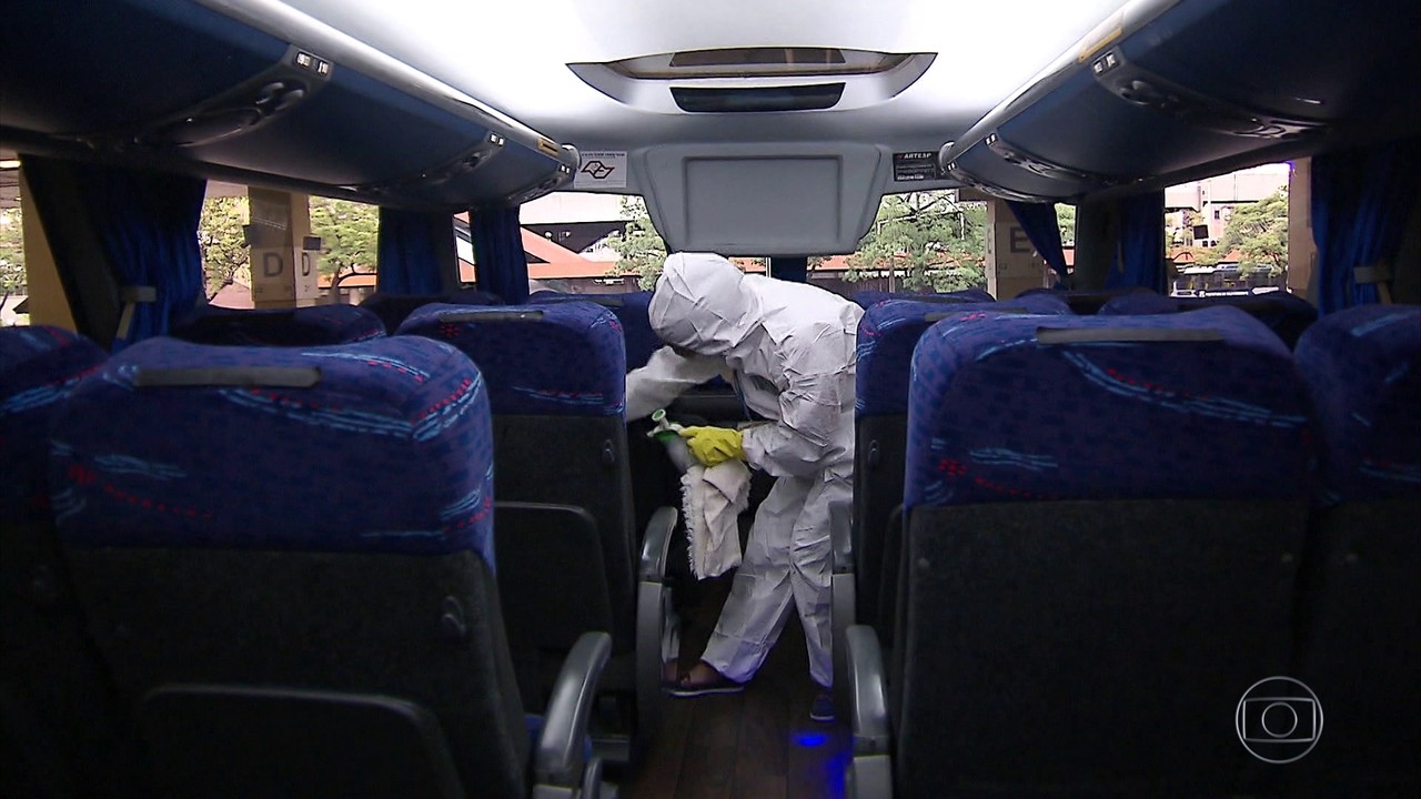 Infectologistas temem que as viagens de ônibus de fim de ano agravem ainda mais a pandemia