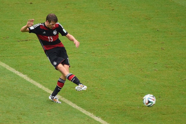 Thomas Müller chuta para marcar seu quarto gol na Copa do Mundo 2014 (Foto: Getty Images)