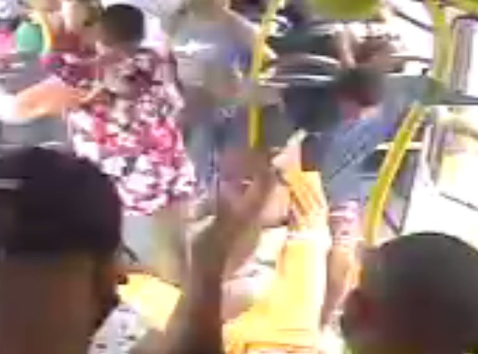 Câmera de ônibus filmou homem que esfaqueou passageiro durante briga por uso de máscara em Maceió — Foto: Reprodução