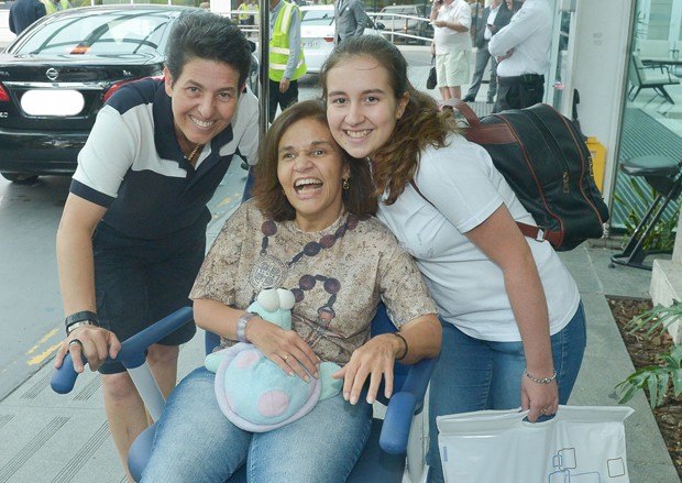Cláudia Rodrigues deixa hospital em São Paulo (Foto: AgNews)