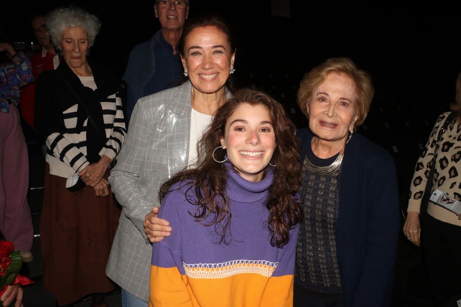 Gloria Menezes prestigia Lilia Cabral e a filha, Giulia, em teatro