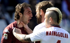 Moretti discute com De Rossi e Nainggolan Torino x Roma (Foto: REUTERS/Giorgio Perottino)