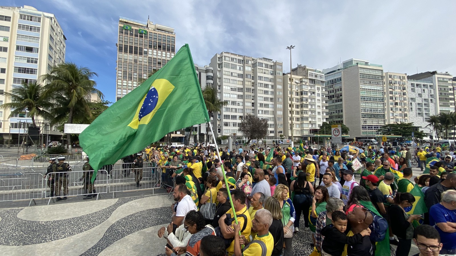 Ato pró-Bolsonaro na orla de Copacabana durante a celebração do 7 de Setembro, no Rio — Foto: Márcia Foletto