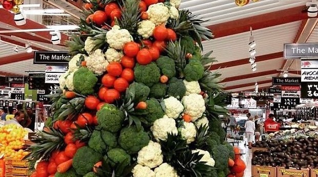 Árvore de Natal em um supermercado (Foto: Reprodução/Instagram)