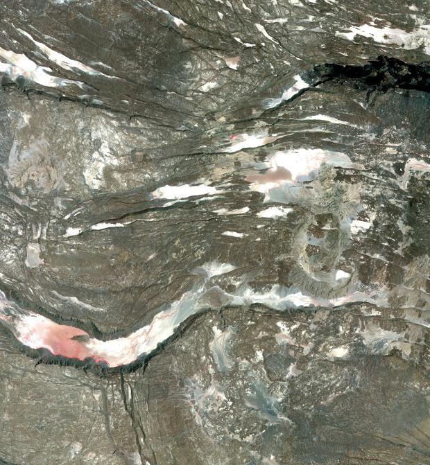 No leste da África, na região Afar da Etiópia, uma paisagem rochosa quase estéril marca o local do encontro de três pedaços separados da crosta terrestre (Foto: Nasa)