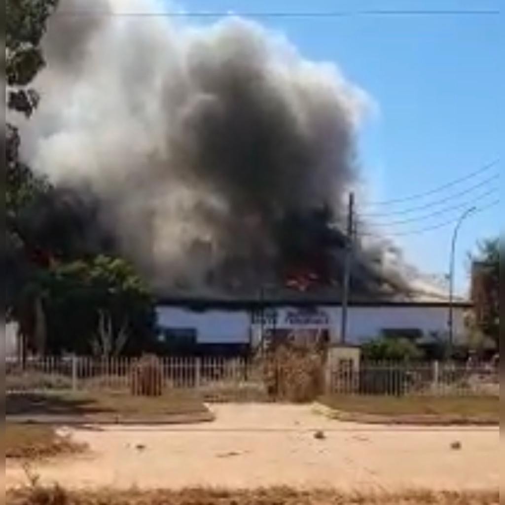 Prédio de escola pega fogo em MT; veja vídeo