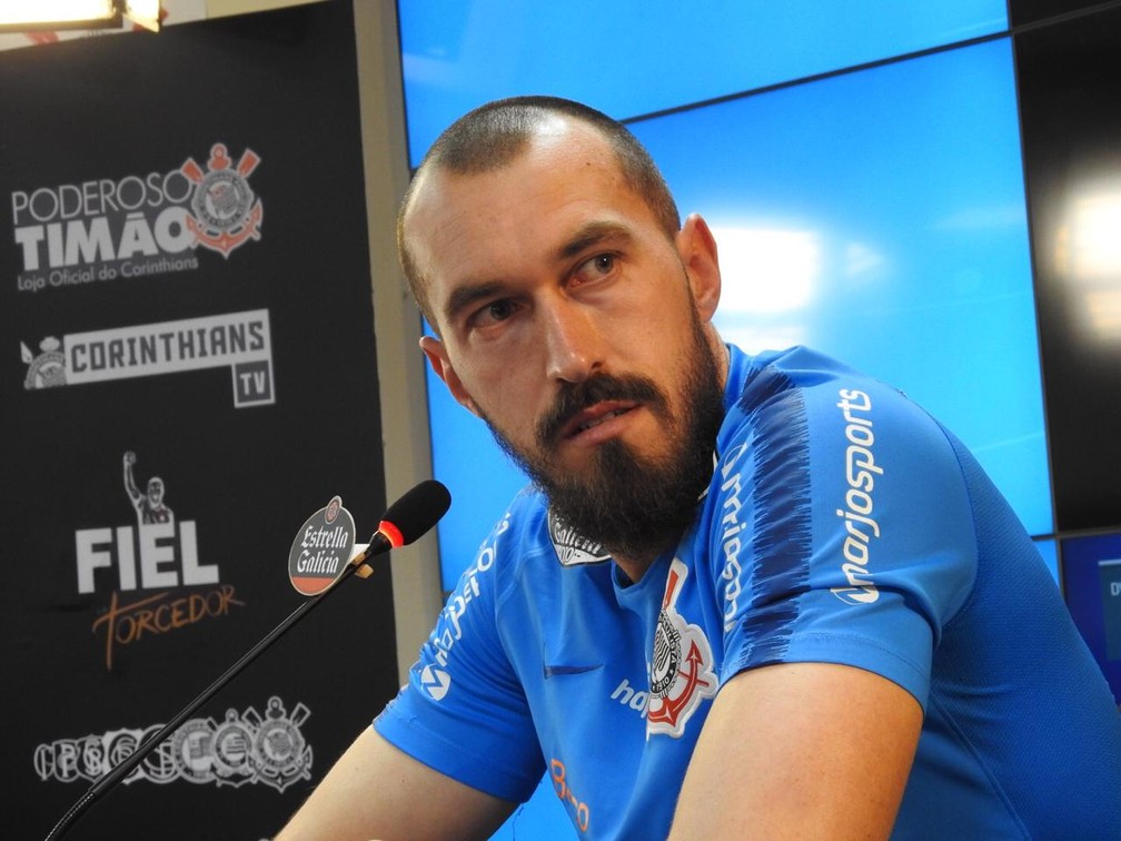 Walter em entrevista no Corinthians — Foto: Marcelo Braga
