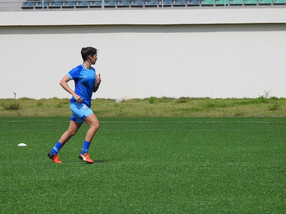 Thaíis treina no CSA como lateral direita — Foto: Arquivo Pessoal/Thais Lôbo